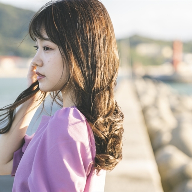 海岸線にいる女性