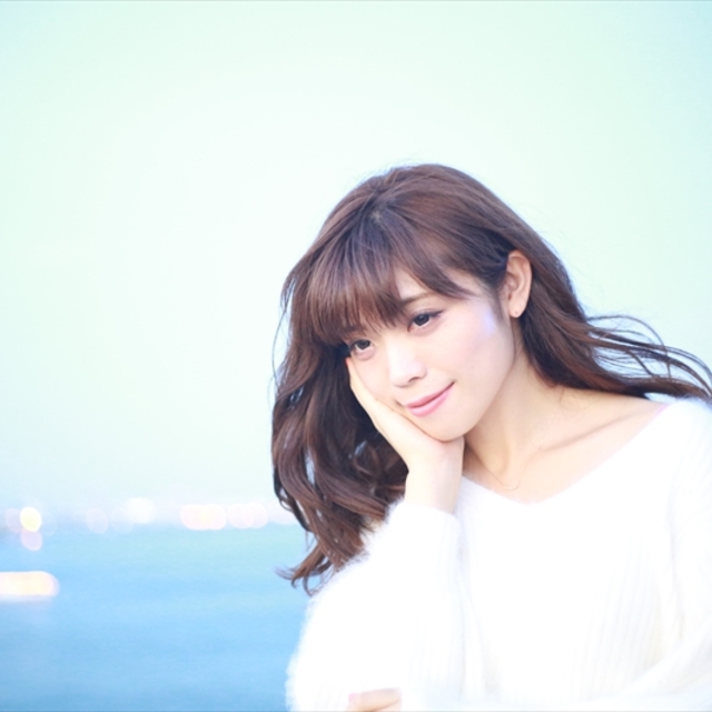 海辺にいる女性